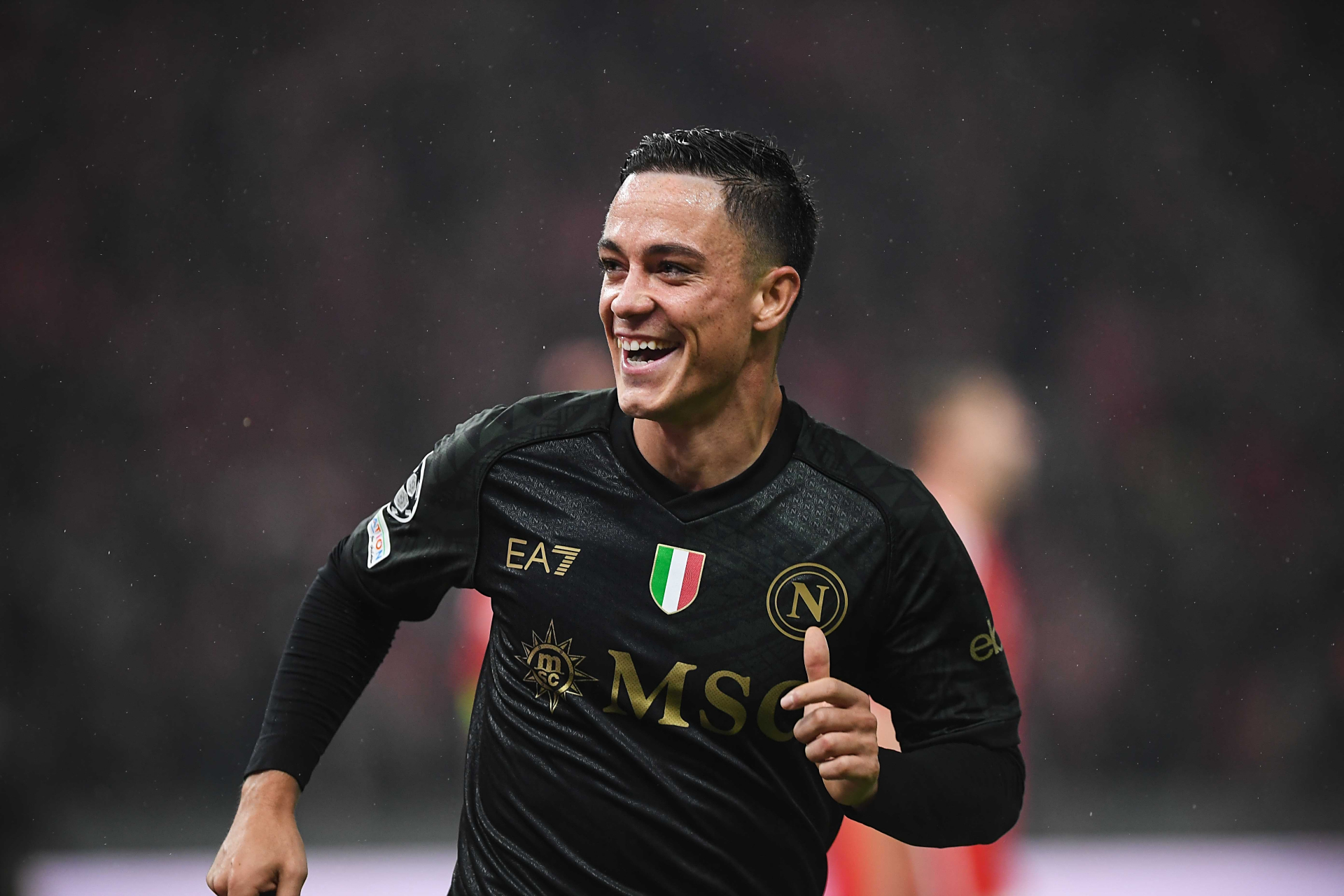 那不勒斯前锋奥西门杀入国米禁区，为球队贡献进球