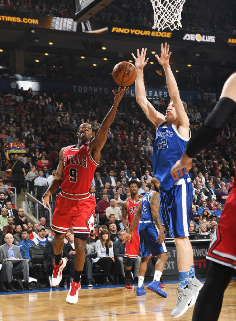 爱游戏-猛龙队激烈对抗对手,成功逆转实现惊人战绩的英语