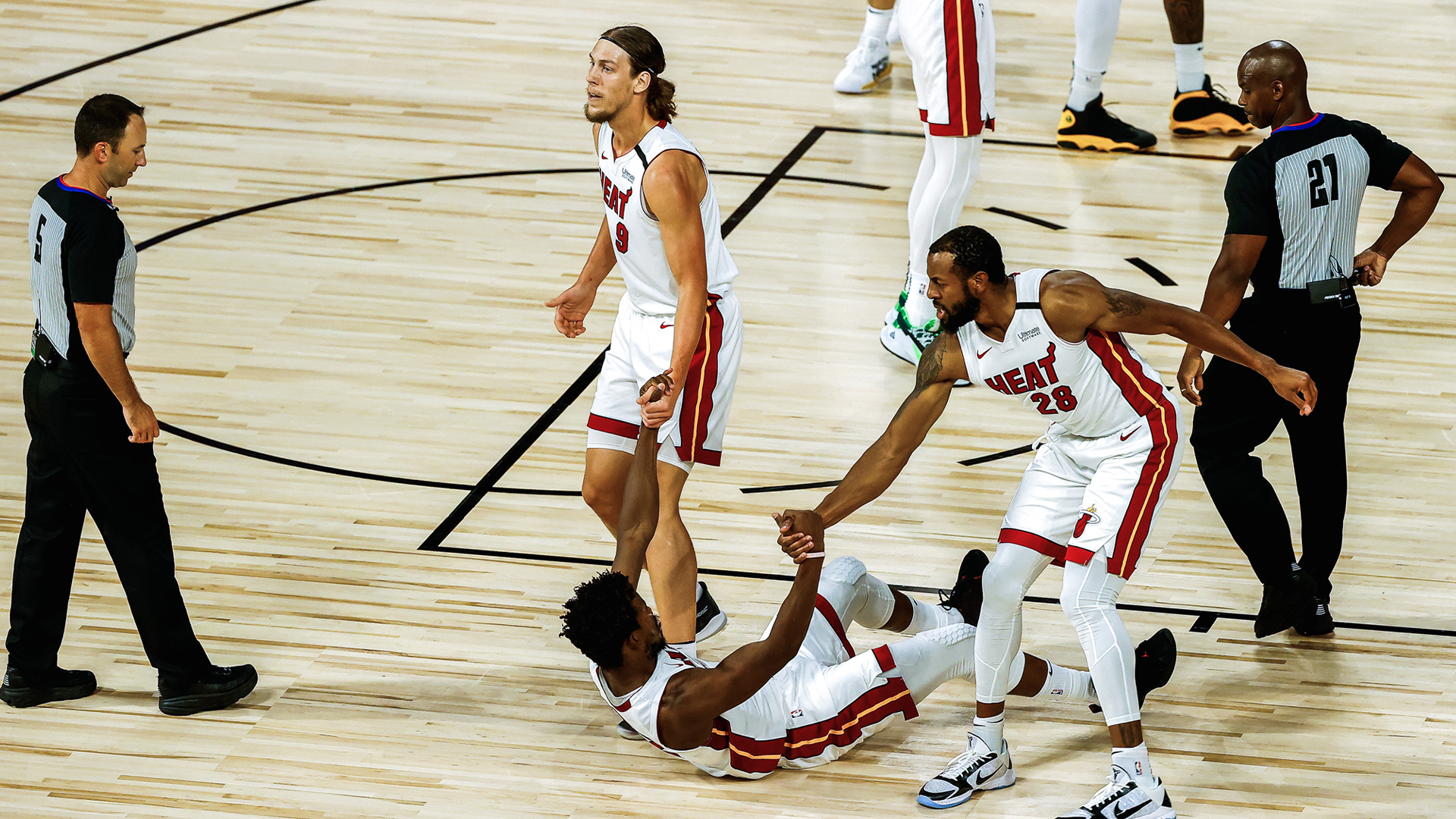 猛龙队激烈对抗对手,成功逆转实现惊人战绩的英语