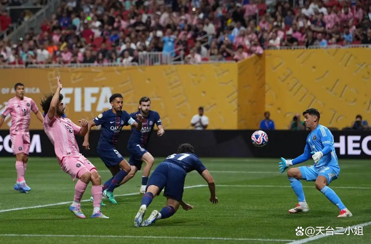 包含梅西梅开二度，助巴黎圣日耳曼胜里昂的词条